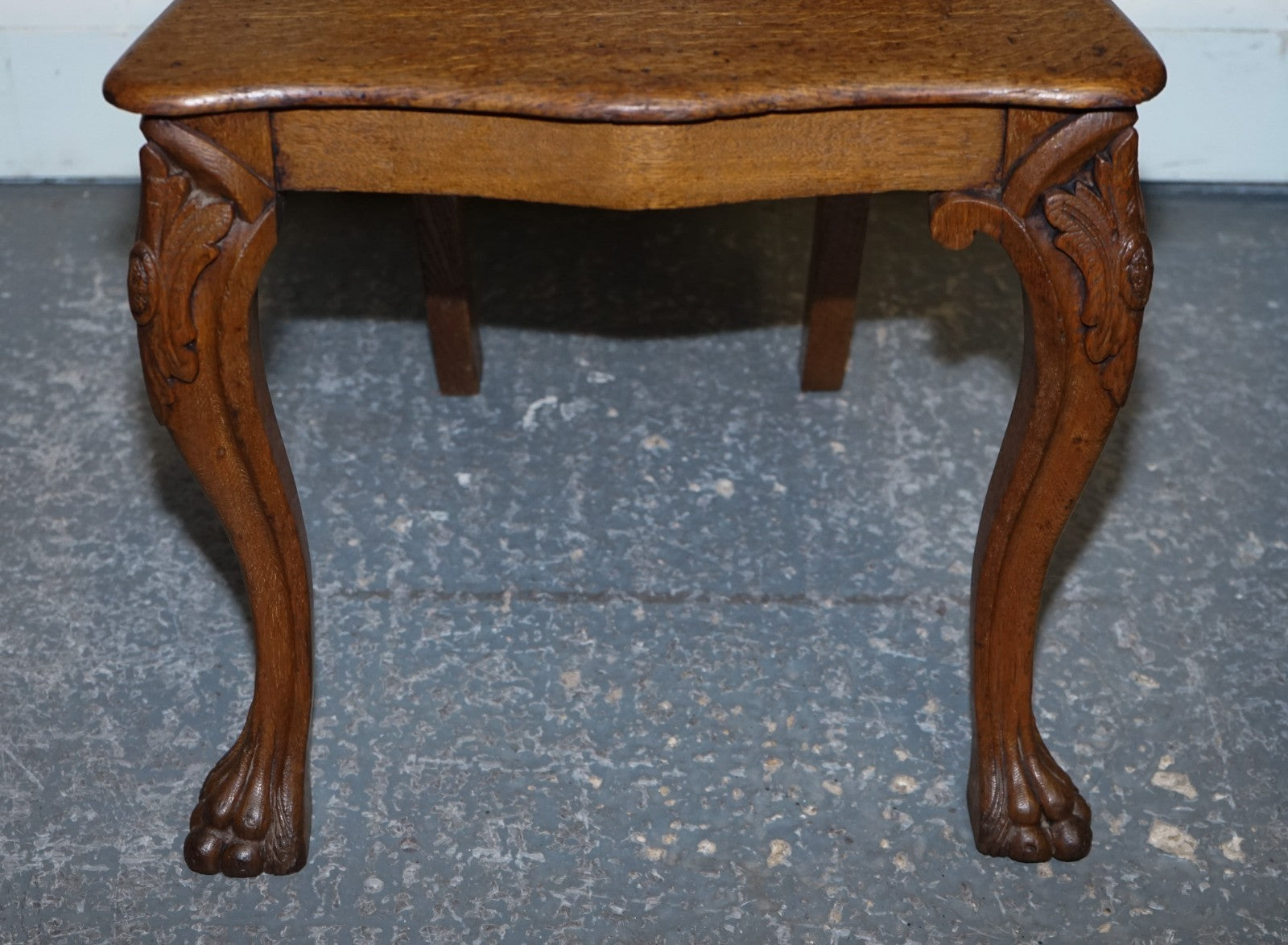 ANTIQUE PAIR OF VICTORIAN SOLID OAK CARVED HALLWAY CHAIRS WITH LION PAW FEET