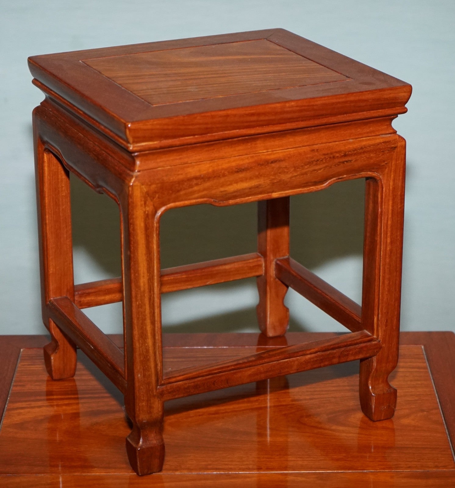 VINTAGE ORIENTAL CHINESE TEAK NESTING TABLES MINIMALIST DESiGN