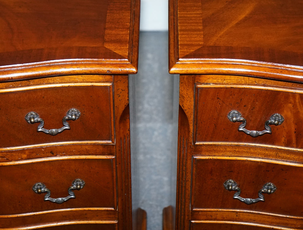 PAIR OF SERPENTINE GEORGIAN STYLE  NIGHTSTANDS BEDSIDE TABLES WITH FOUR DRAWERS