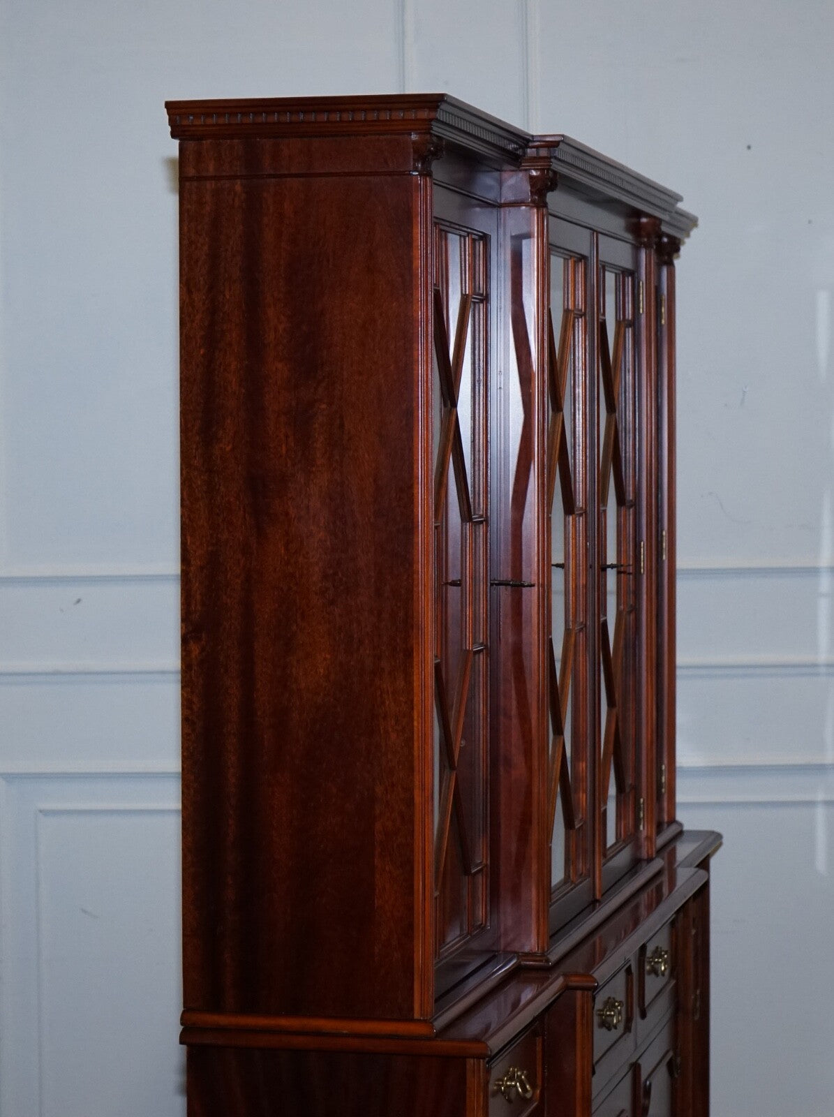 VINTAGE GEORGIAN STYLE FLAMED HARDWOOD BREAKFRONT DISPLAY CABiNET BOOKCASE