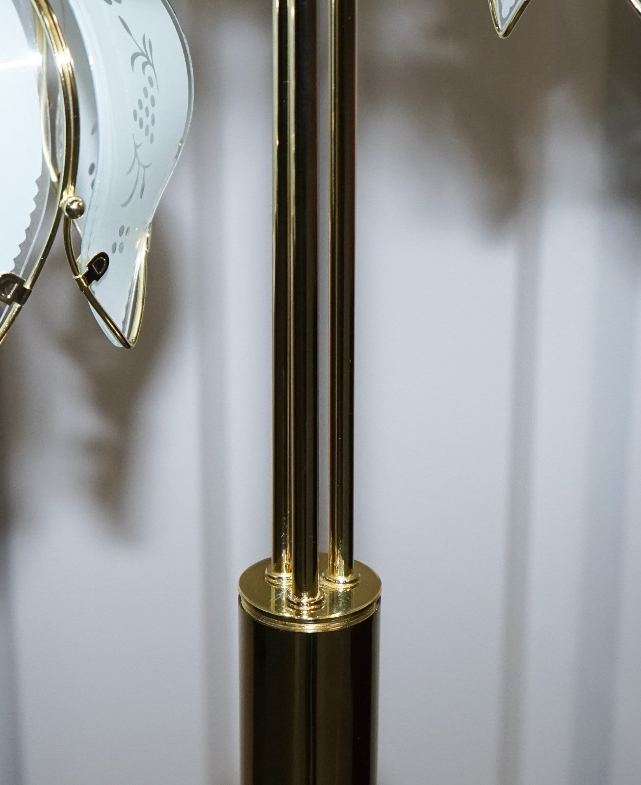 VINTAGE MID CENTRY HOLLYWOOD REGENCY BRASS WHITE TULIP GLASS FLOOR LAMP