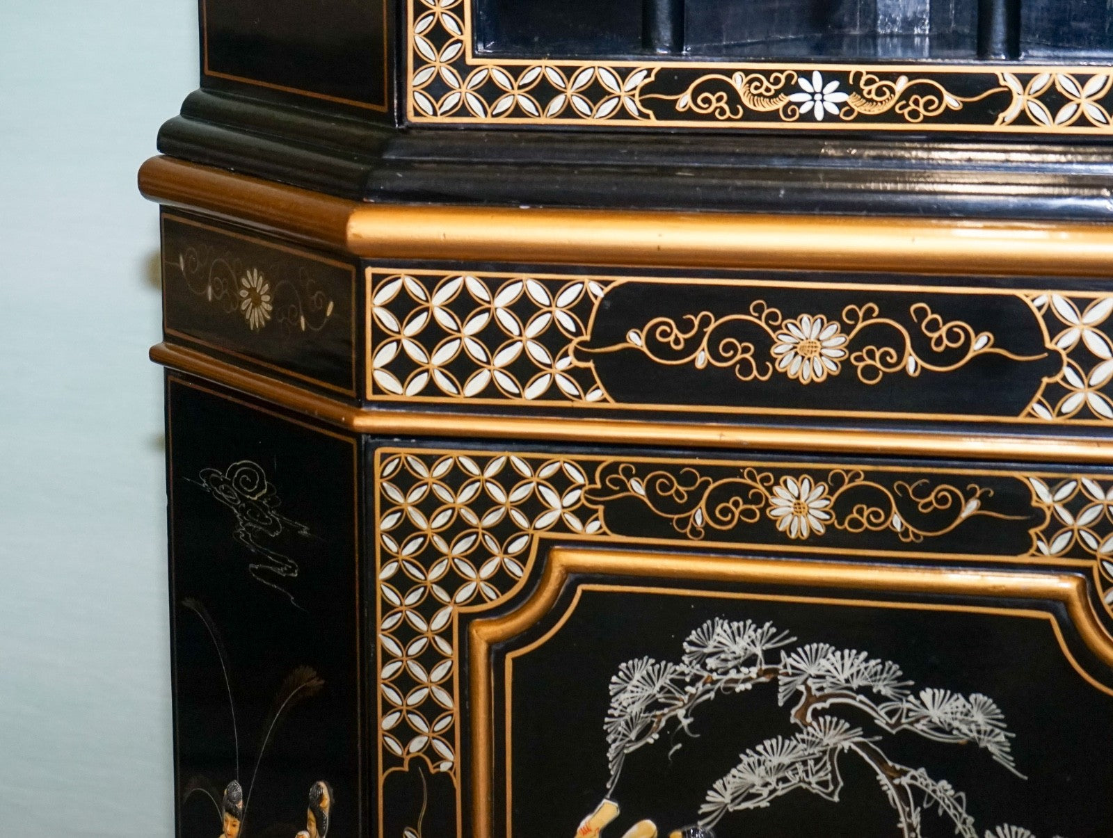 ELEGANT VINTAGE BLACK LACQUERED CORNER CABINET MOTHER PEARL & GILT INLAY