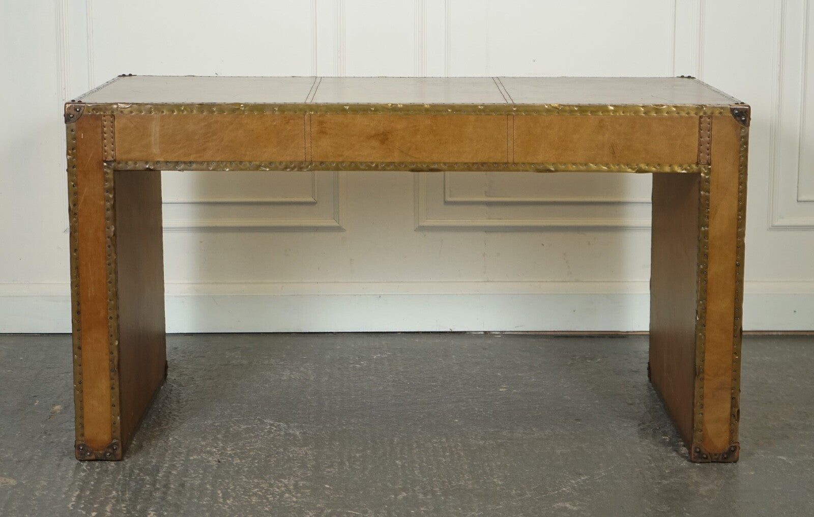 ABSOLUTELY STUNNING VINTAGE FULL LEATHER DESK WITH THREE DRAWERS MADE BY ESQUIRE
