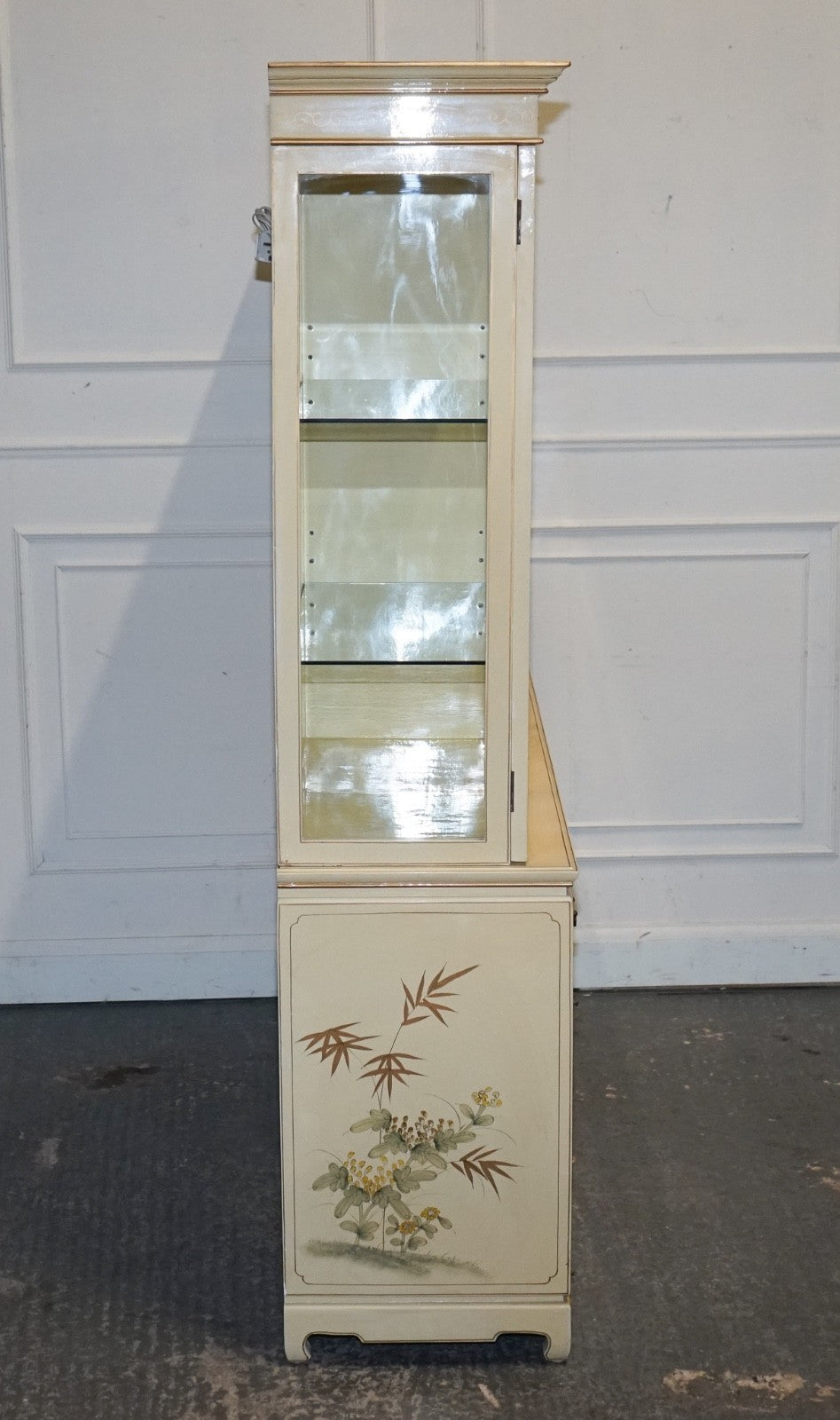 VINTAGE ORIENTAL ASIAN CHINOISERIE CREAM LACQUER HAND PAINTED DISPLAY CABINET