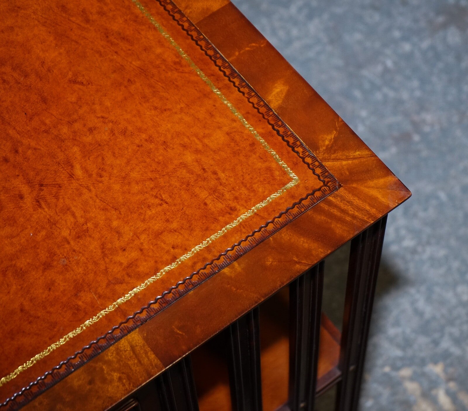 STUNNING REVIVAL INLAID REVOLVING BOOKCASE END TABLE WITH BROWN AGED LEATHER TOP