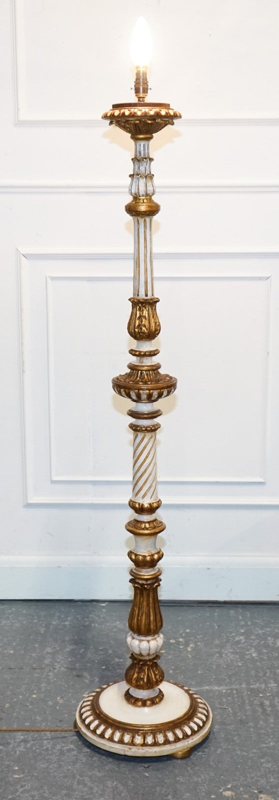 ITALIAN FLORENTINE STYLE CARVED & HAND PAINTED WHITE & GILT STANDARD FLOOR LAMP