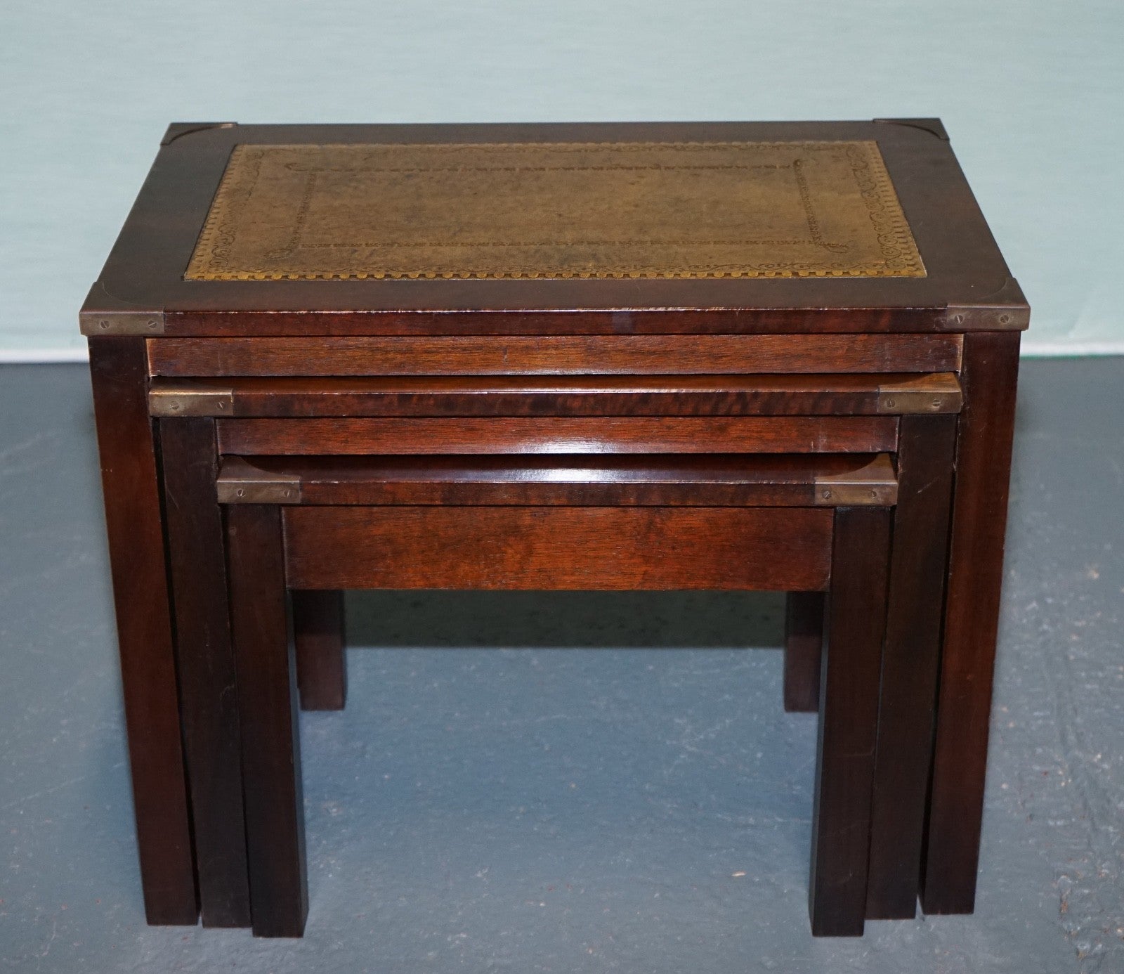 VINTAGE MILITARY CAMPAIGN BRASS NEST OF TABLES WITH CAMEL BROWN LEATHER TOPS