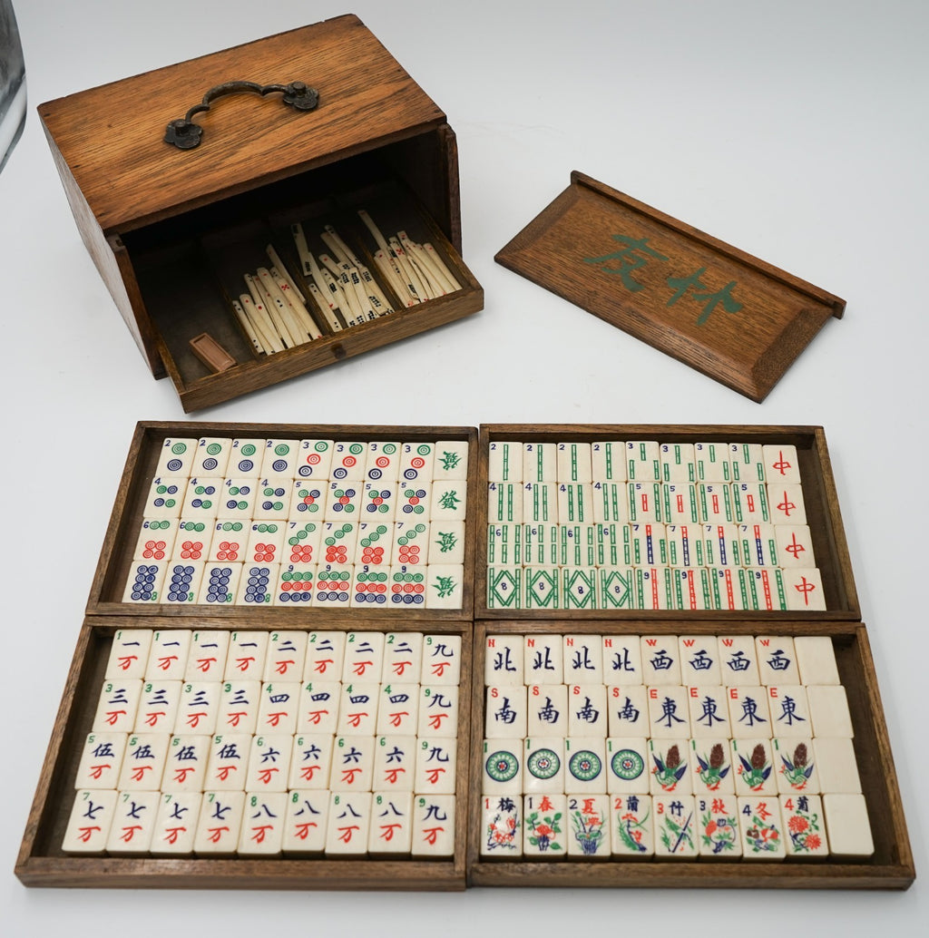 ANTIQUE 1920'S MAHJONG SET WITH ORIGINAL WOODEN BOX BONE & BAMBOO 144 TILES