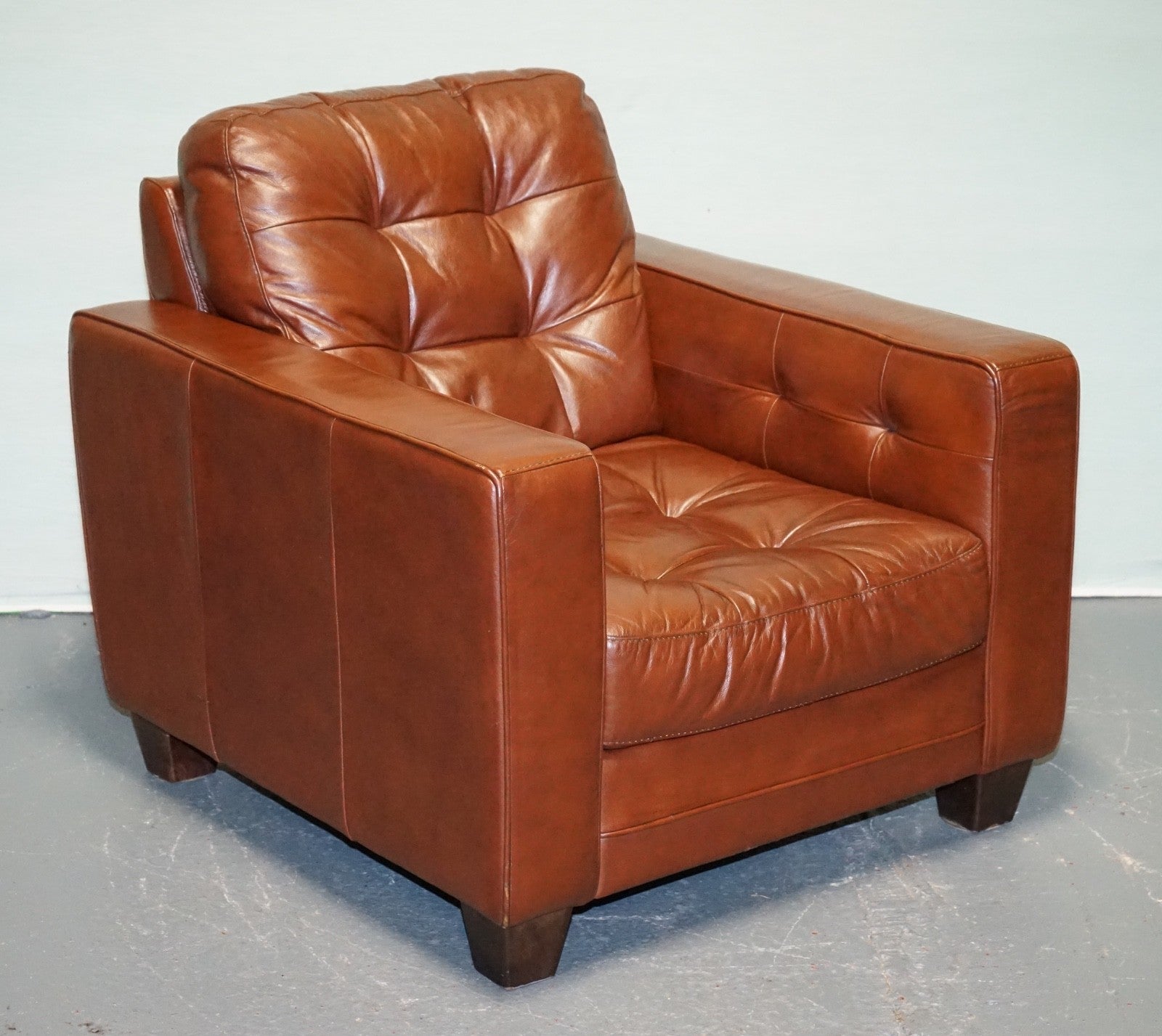 VINTAGE MINIMALIST BROWN LEATHER BUTTONED ARMCHAIR