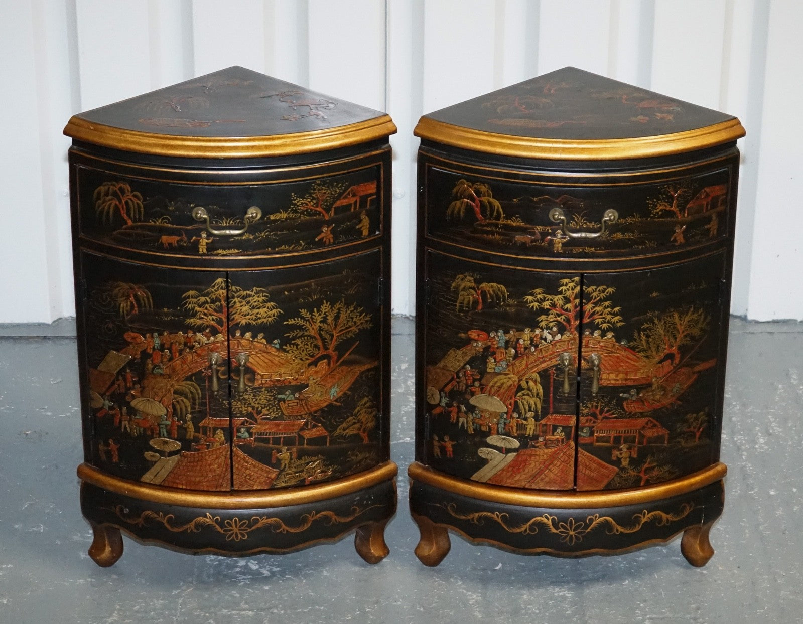 MATCHING PAIR OF CHINESE CHINOISERIE DECORATIVE CORNER CABINETS WITH CUPBOARD