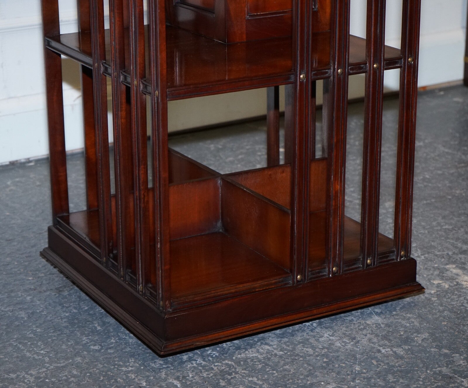 STUNNING REVIVAL INLAID REVOLVING BOOKCASE END TABLE WITH BROWN AGED LEATHER TOP