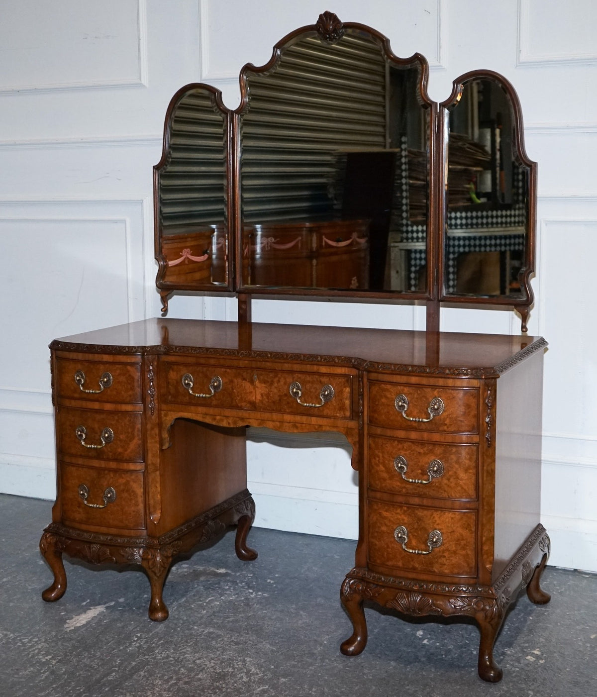 FINE ANTIQUE 1920'S BURR WALNUT HAND CARVED DRESSING TABLE WITH  FOLDING MIRRORS