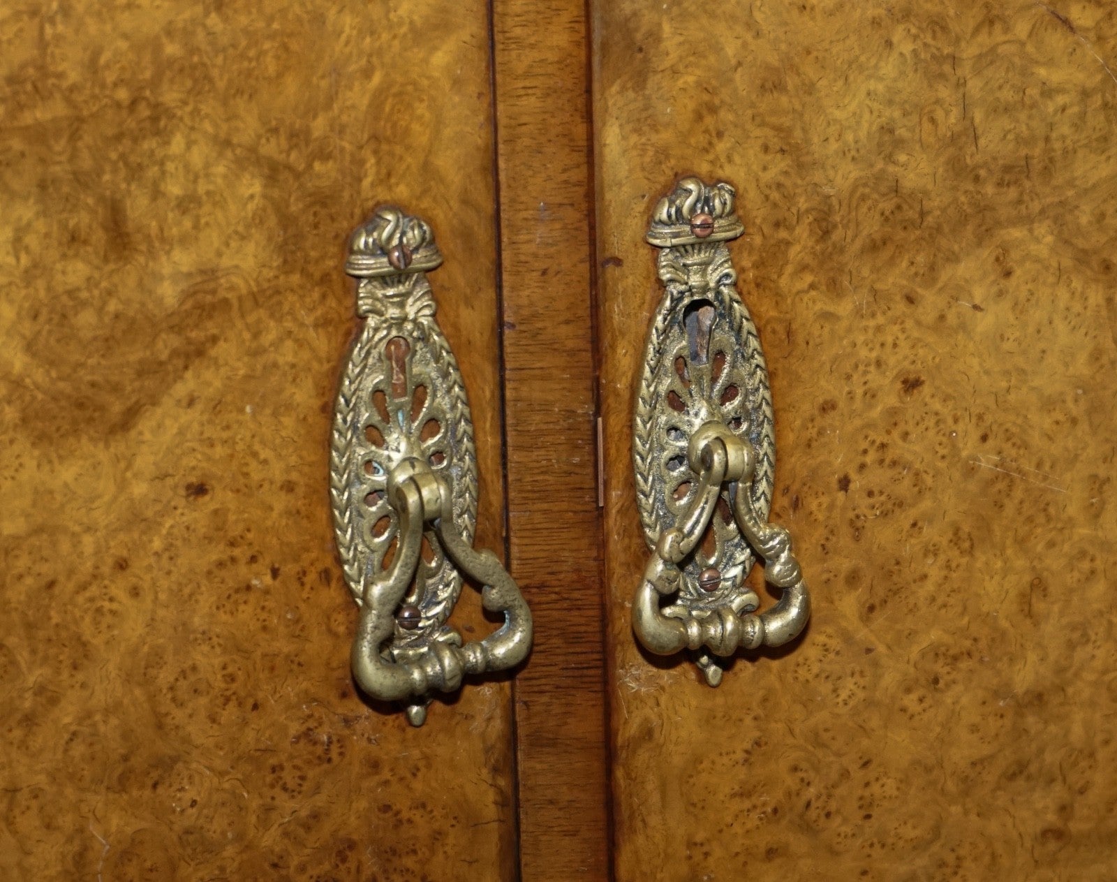 VICTORIAN QUEEN ANNE ENGLISH ART DECO BURR WALNUT TWO DOOR WARDROBE