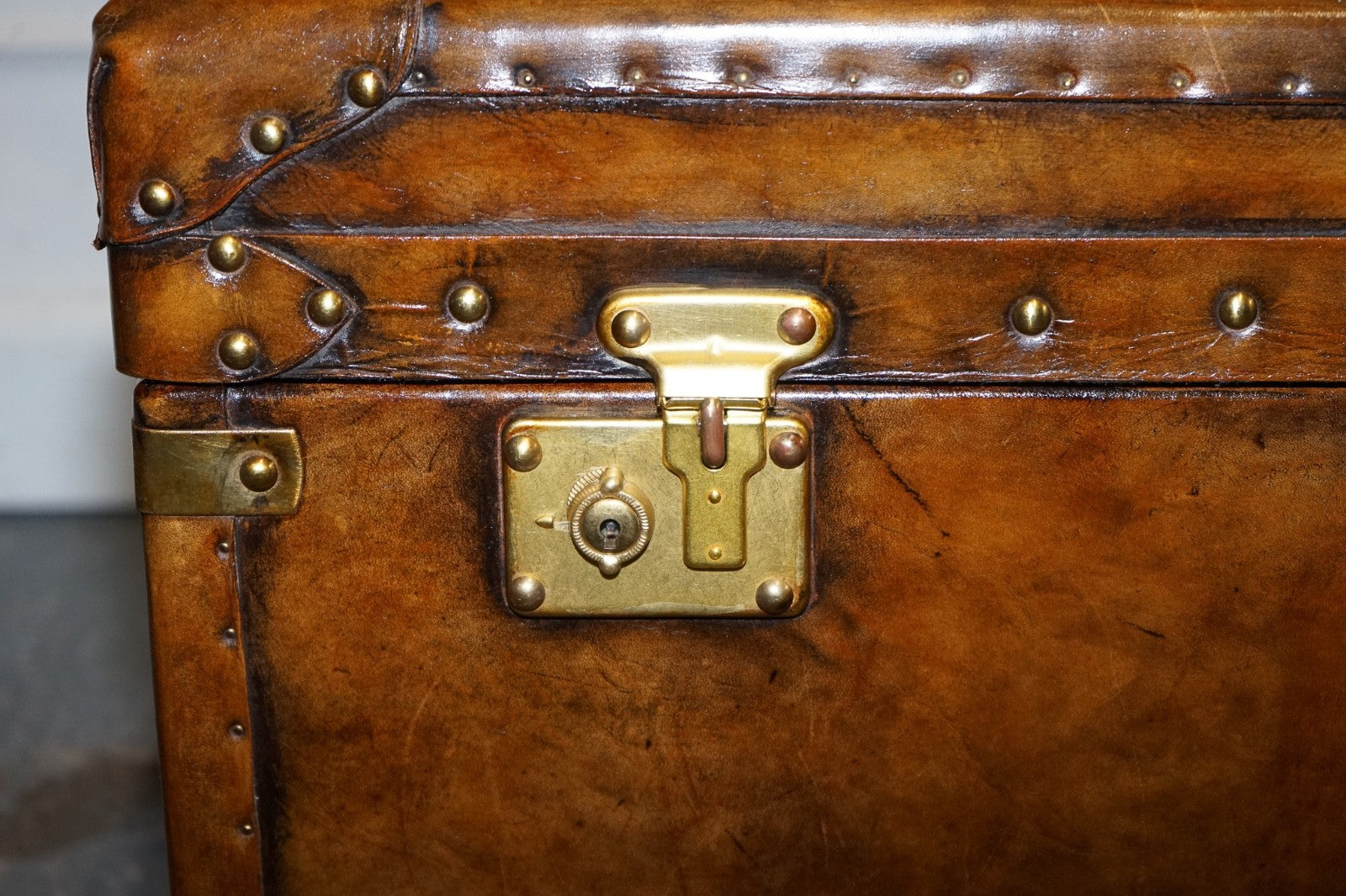 VINTAGE HAND DYED BROWN LEATHER LOCKABLE STORAGE STEAMER TRUNK COFFEE SIDE TABLE