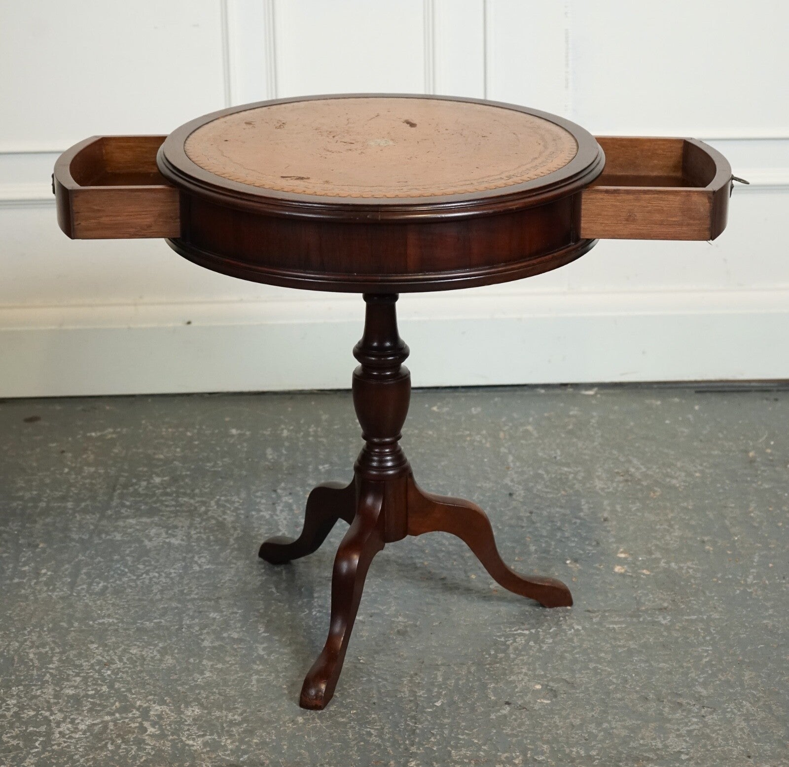 VINTAGE DRUM SIDE END TABLE LAMP WINE TABLE BROWN LEATHER TOP J1