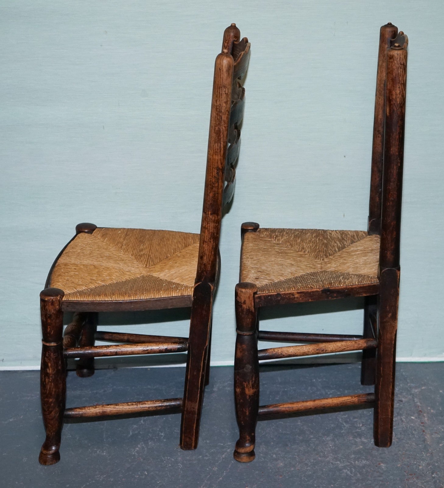 SET OF FOUR SOLID OAK COUNTRY HOUSE STRAW SEAT LADDER BACK DINING CHAIRS