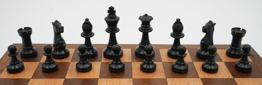 ANTIQUE ENGLISH QUALITY STAUNTON WEIGHTED CHESS SET WITH BOX AND BOARD