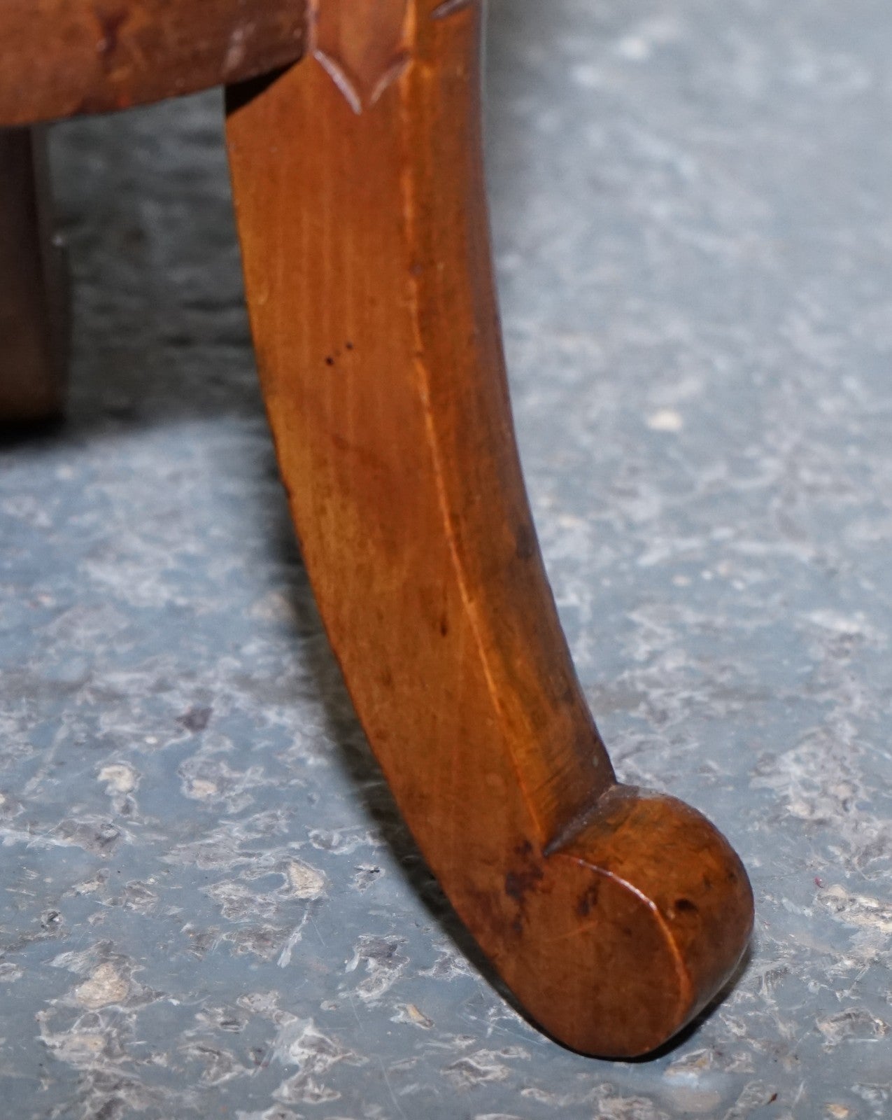 RESTORED 19TH CENTURY LIBERTYS LONDON HAND CARVED OCCASIONAL SIDE LAMP TABLE