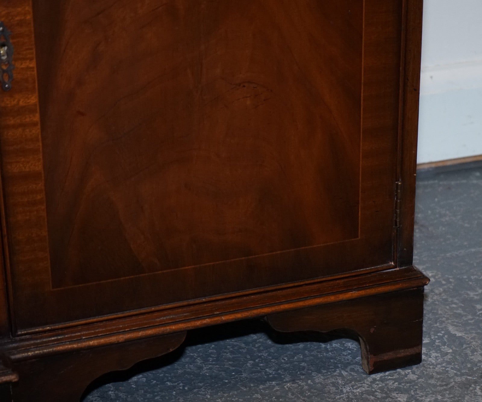 STUNNING GEORGIAN STYLE BREAKFRONT FOUR DOOR DISPLAY CABiNET BOOKCASE