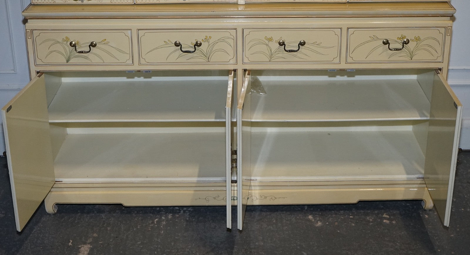 VINTAGE ORIENTAL ASIAN CHINOISERIE CREAM LACQUER HAND PAINTED DISPLAY CABINET