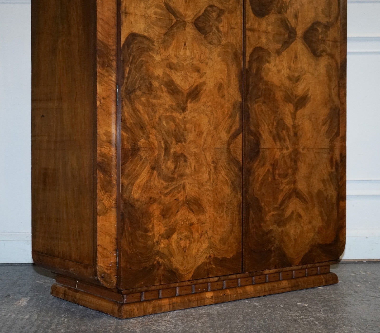 STUNNING ART DECO 1920 LARGE BURR WALNUT TWO DOOR WARDROBE OR AMOIRE
