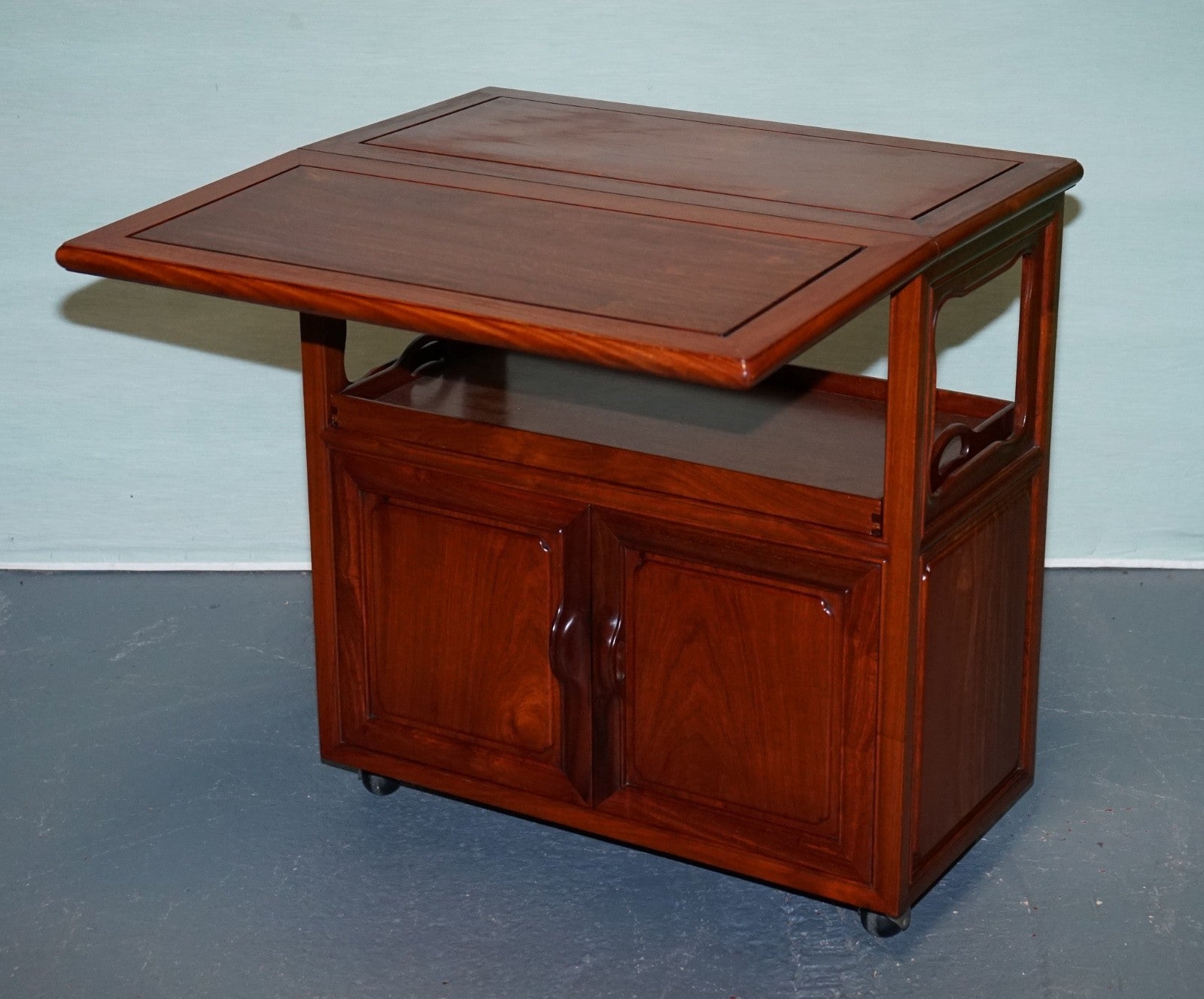 VINTAGE ORIENTAL CHINESE ROLLING BAR CABINET MID CENTURY TEA OR LIQUOR CART