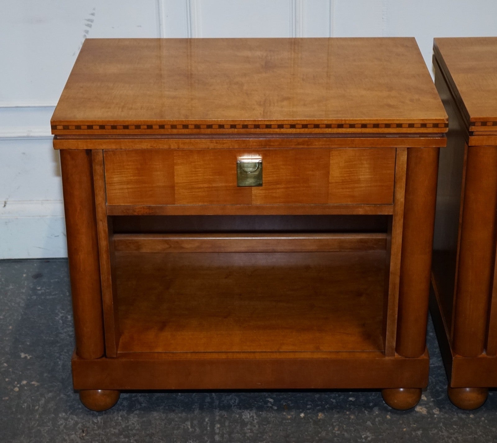 PAIR OF AMERICAN HICKORY WHITE GENESIS BIEDERMEIER NIGHTSTANDS BEDSIDE TABLES