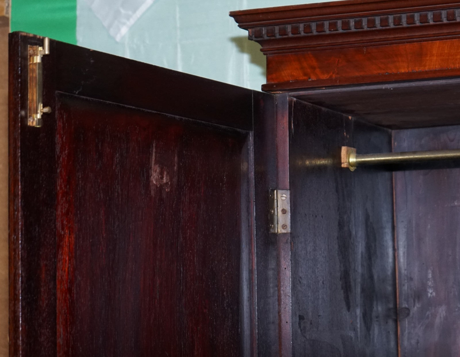 MILLAR & BEATTY ANTIQUE IRISH GEORGIAN STYLE HARDWOOD WARDROBE LINEN PRESS
