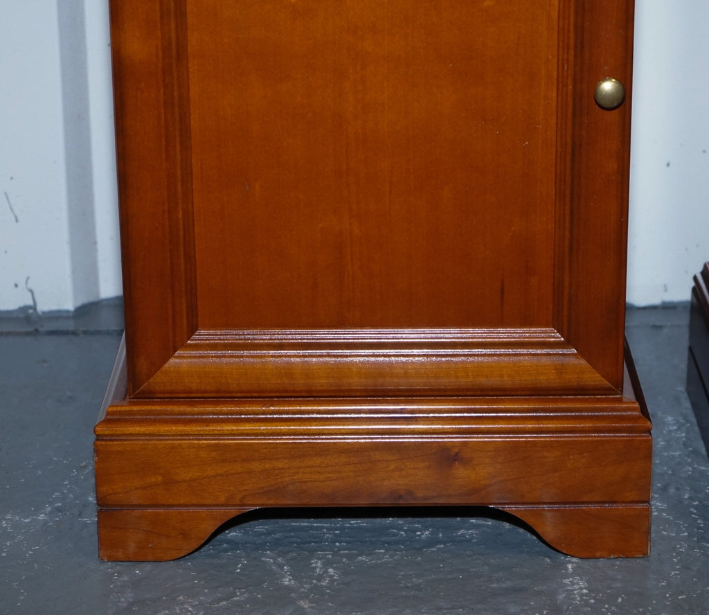 VINTAGE PAIR OF CHERRY WOOD FRENCH STYLE NIGHTSTANDS BEDSIDE TABLES