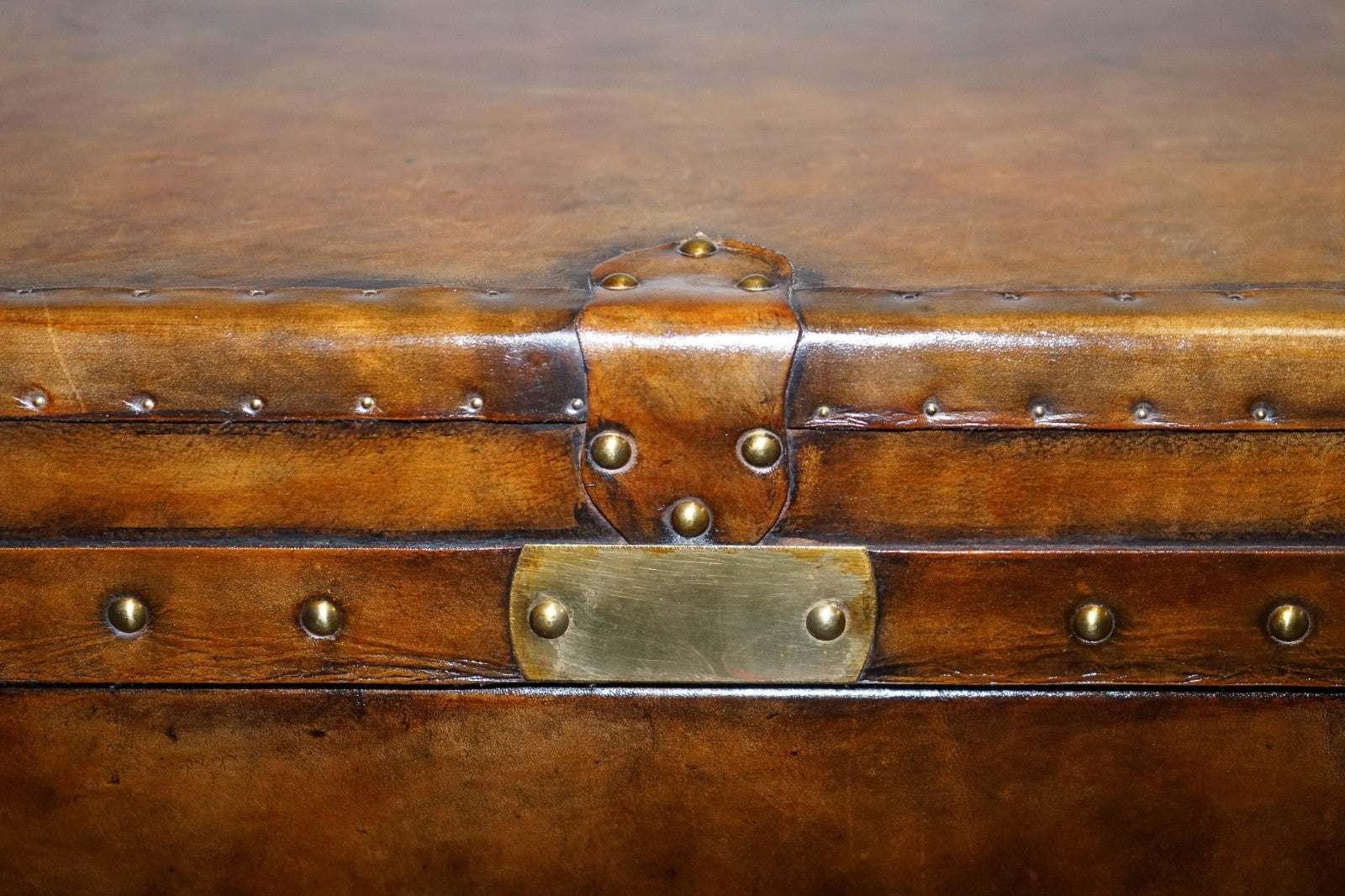 VINTAGE HAND DYED BROWN LEATHER LOCKABLE STORAGE STEAMER TRUNK COFFEE SIDE TABLE