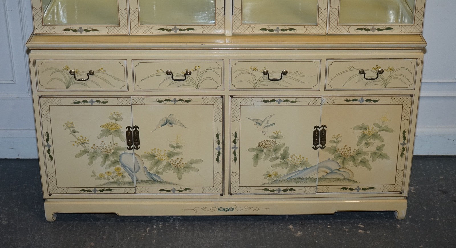 VINTAGE ORIENTAL ASIAN CHINOISERIE CREAM LACQUER HAND PAINTED DISPLAY CABINET