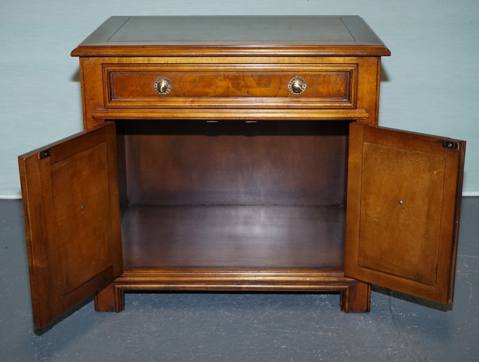 BAKER FURNITURE BURR WALNUT BEDSIDE CABINET WITH DRAWER AND CARVED DOORS
