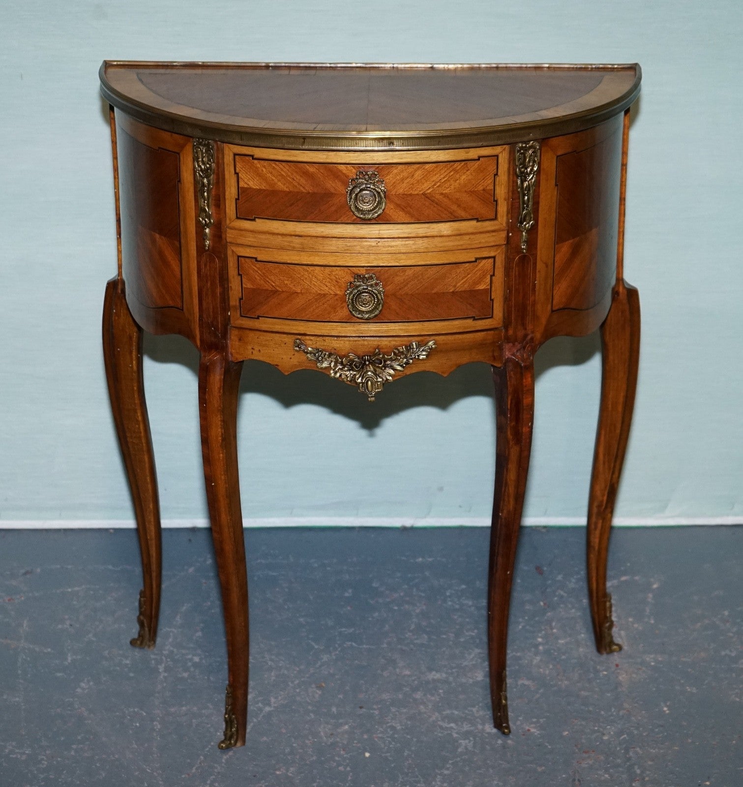 LOUIS XV STYLE MARQUETRY SIDE TABLE NIGHTSTAND WITH GiLT GOLD MOUNTS