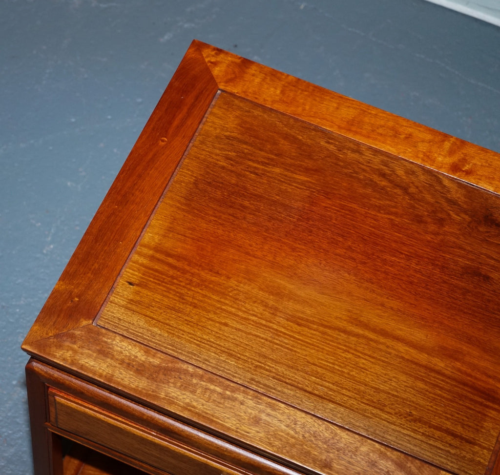 VINTAGE ORIENTAL CHINESE MiD CENTURY SIDE TABLE WiTH DRAWER AND SHELF