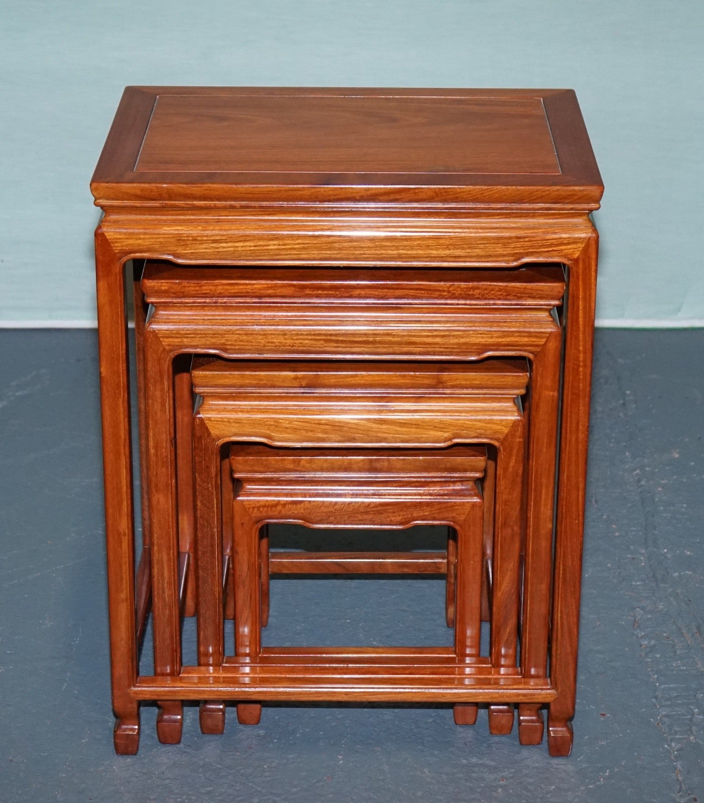 VINTAGE ORIENTAL CHINESE TEAK NESTING TABLES MINIMALIST DESiGN