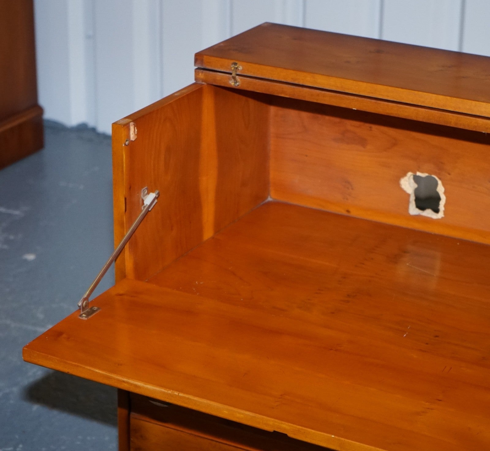 VINTAGE RECORD PLAYER CABINET HIDDEN INSIDE MILITARY CAMPAIGN CHEST OF DRAWERS