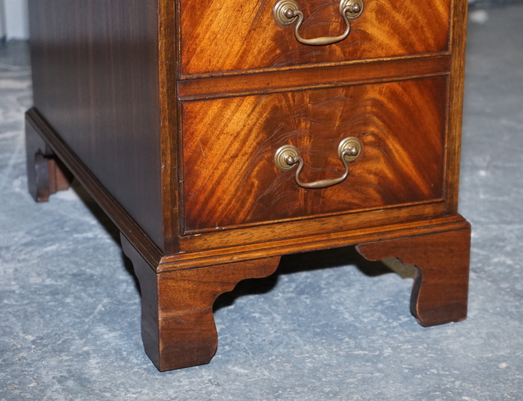 LOVELY BEVAN FUNNELL VINTAGE PEDESTAL DESK WITH HUNTER GREEN LEATHER