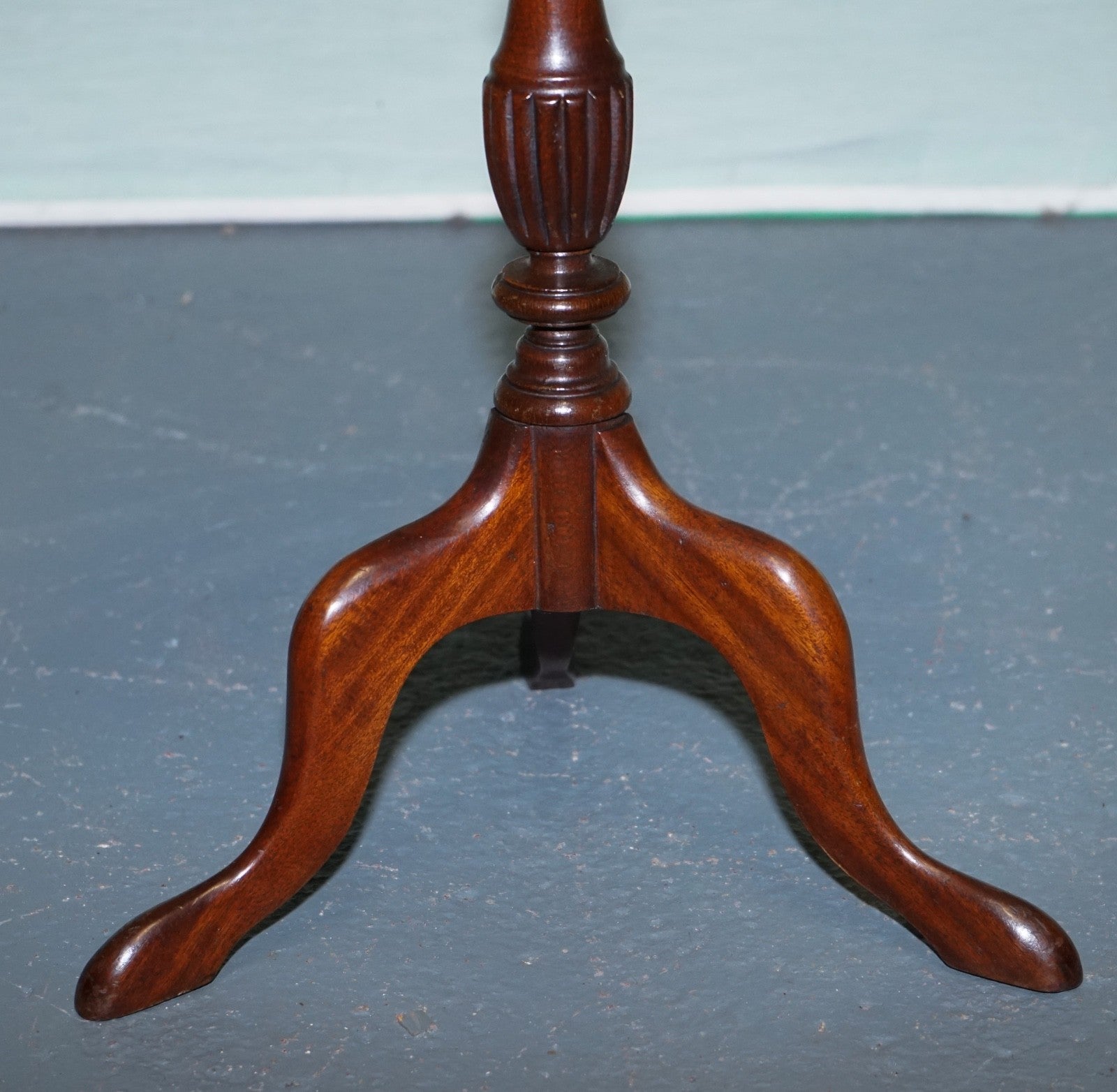 ANTIQUE HARDWOOD SCALLOPED EDGE TOP SIDE TABLE ON TRIPOD FEET c. 1930