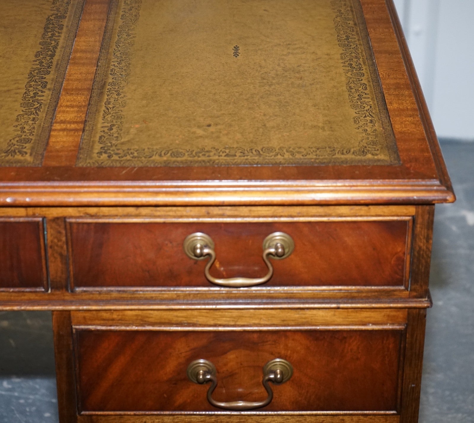 LOVELY BEVAN FUNNELL VINTAGE PEDESTAL DESK WITH HUNTER GREEN LEATHER