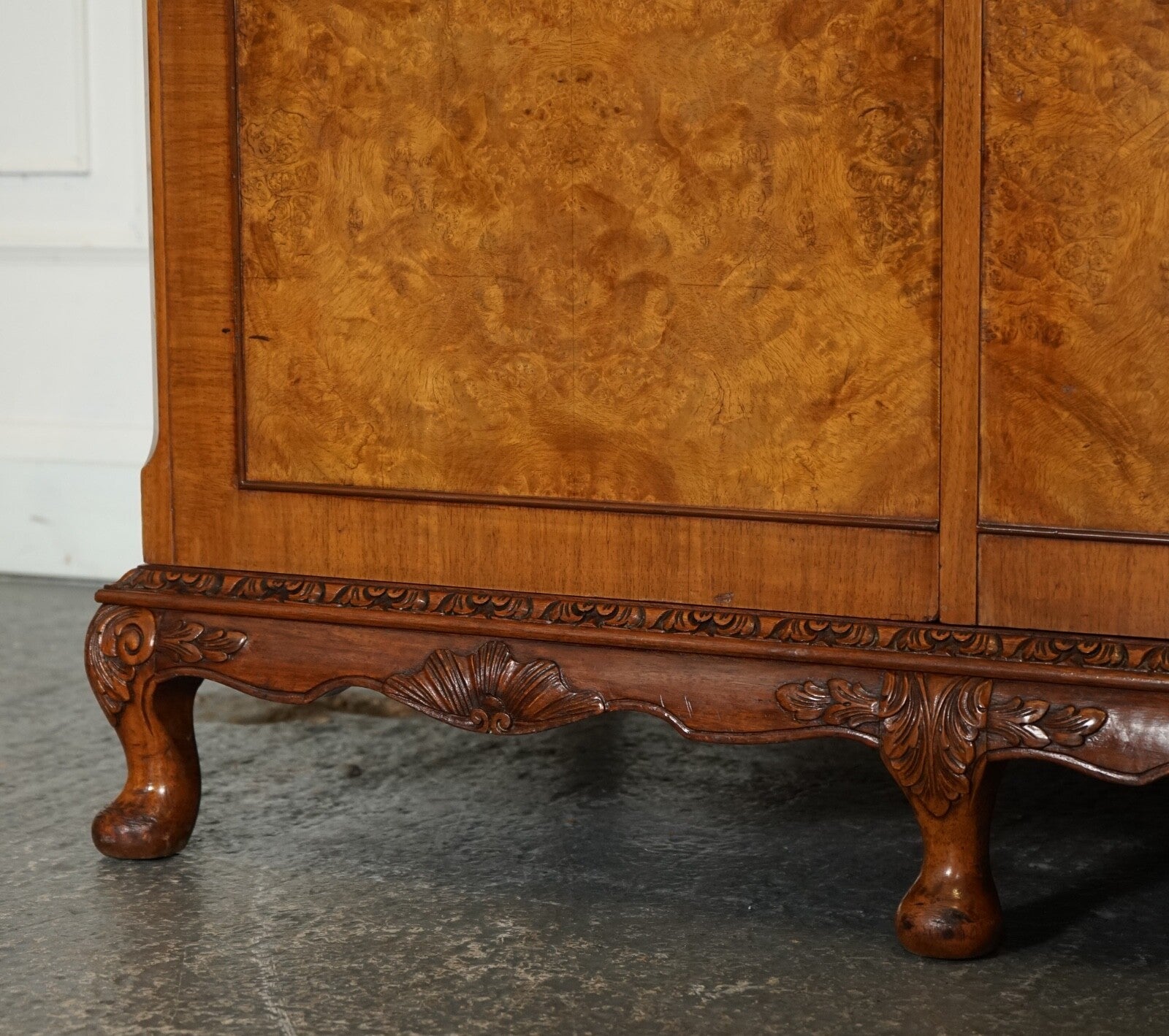 VICTORIAN QUEEN ANNE BURR WALNUT HEAVILY CARVED TRIPLE DOOR WARDROBE