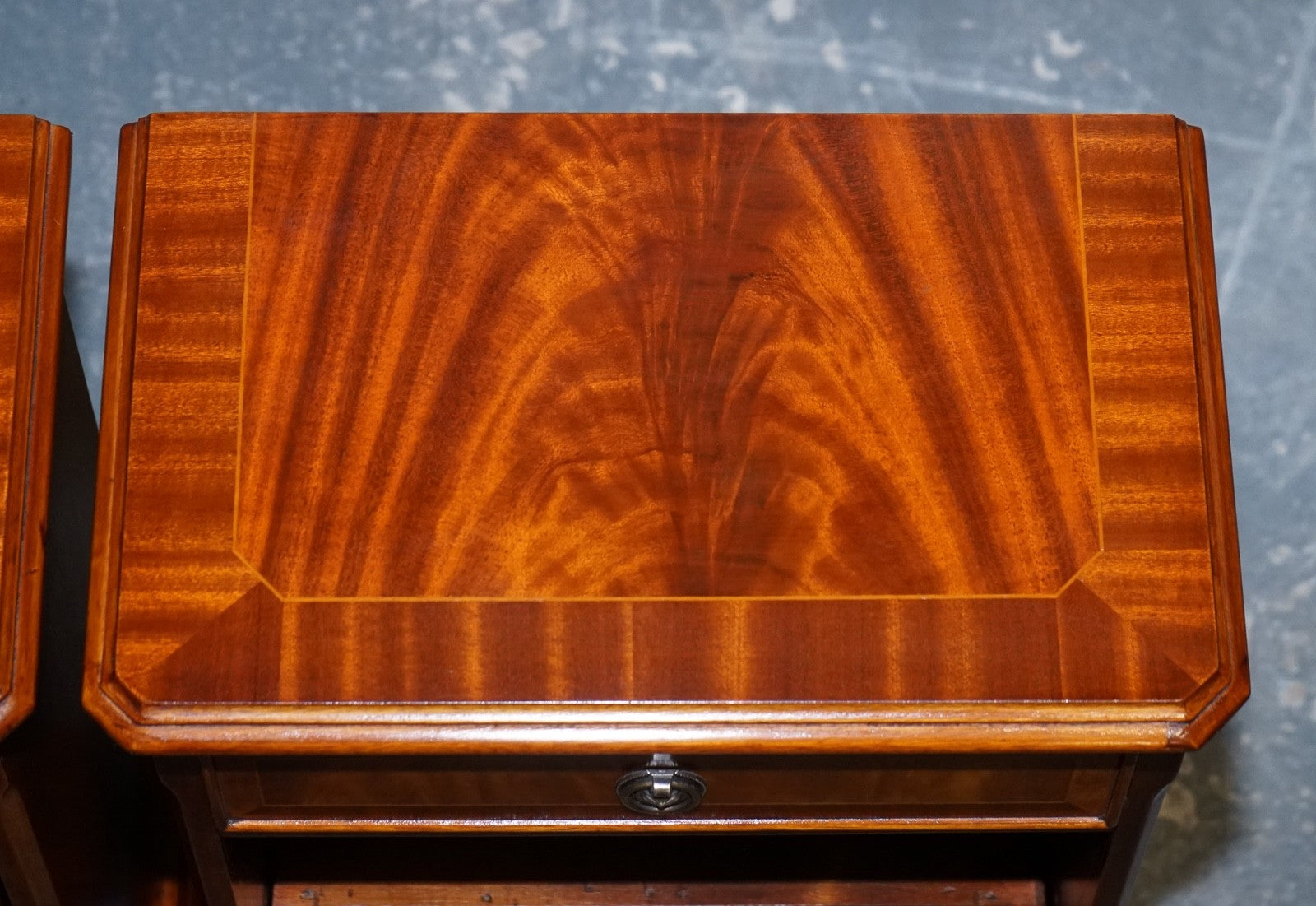 VINTAGE PAIR OF GEORGIAN STYLE WALNUT BEDSIDES NIGHTSTANDS SIDE TABLES