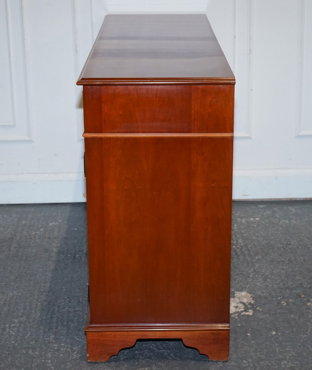 VINTAGE BURR YEW WOOD SIDEBOARD WITH FOUR CUPBOARDS & DRAWERS
