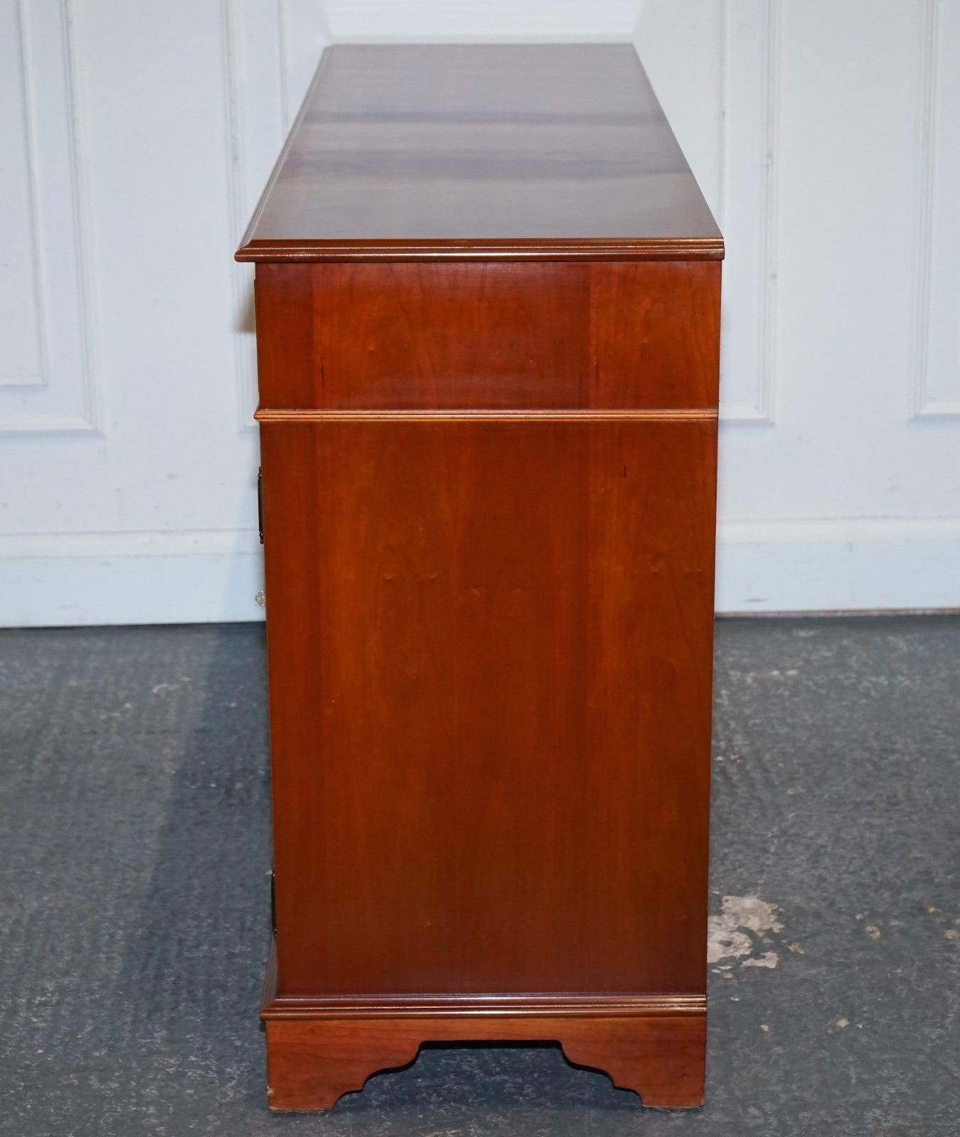 VINTAGE BURR YEW WOOD SIDEBOARD WITH FOUR CUPBOARDS & DRAWERS