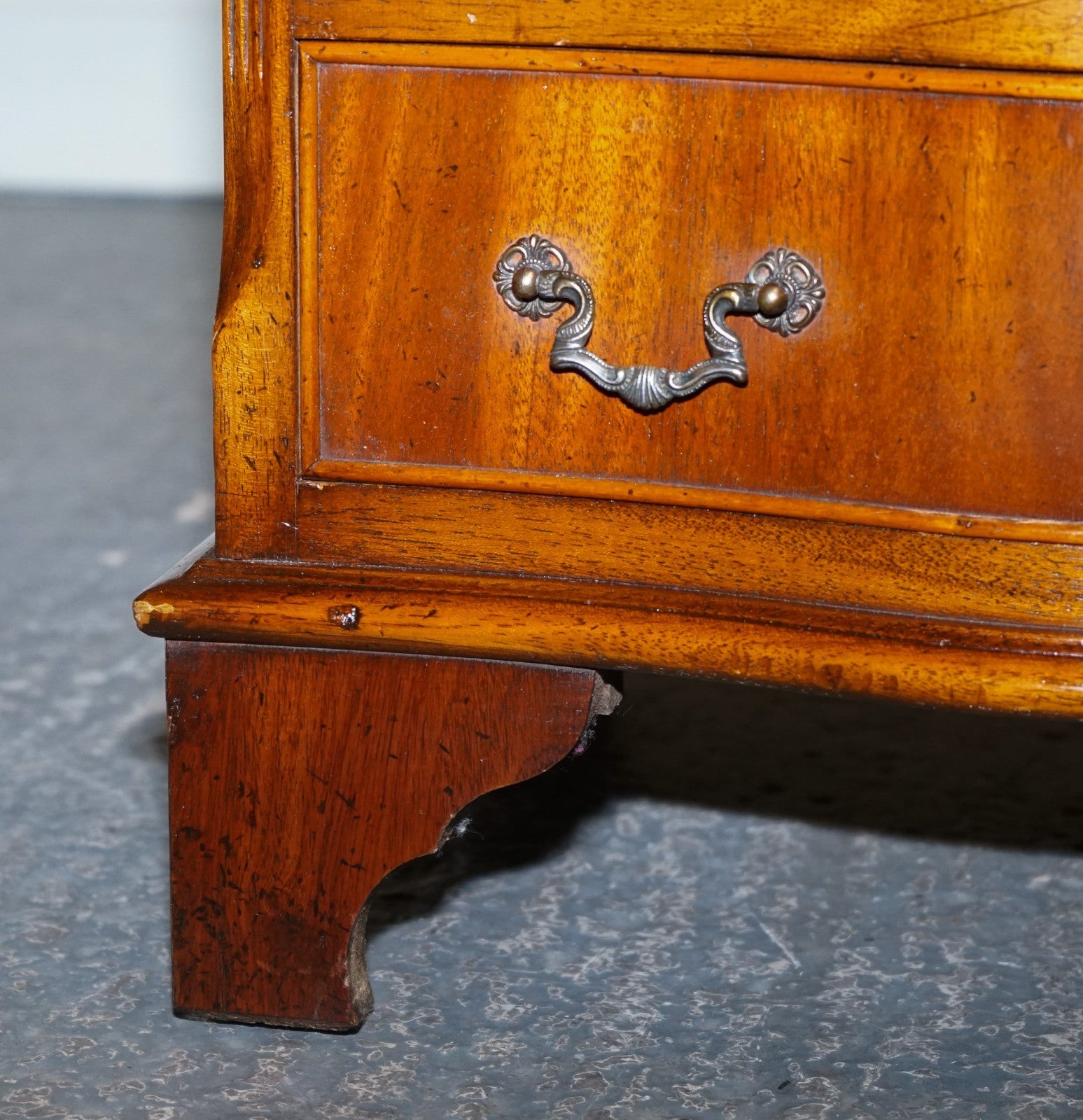 PAIR OF SERPENTINE GEORGIAN STYLE  NIGHTSTANDS BEDSIDE TABLES WITH FOUR DRAWERS