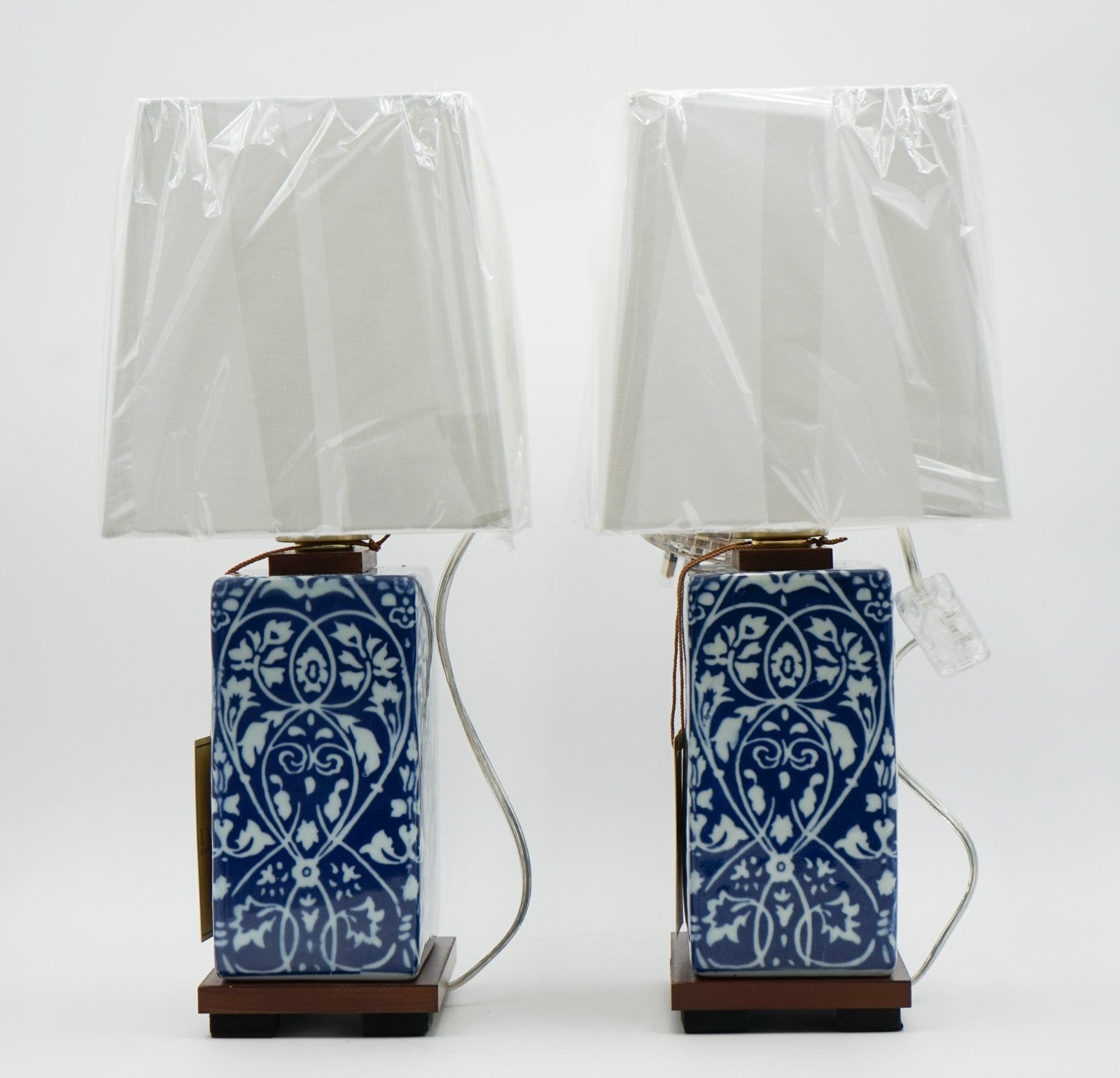 PAIR OF RALPH LAUREN EX DISPLAY BLUE & WHITE CERAMIC TABLE LAMPS  (1/2)