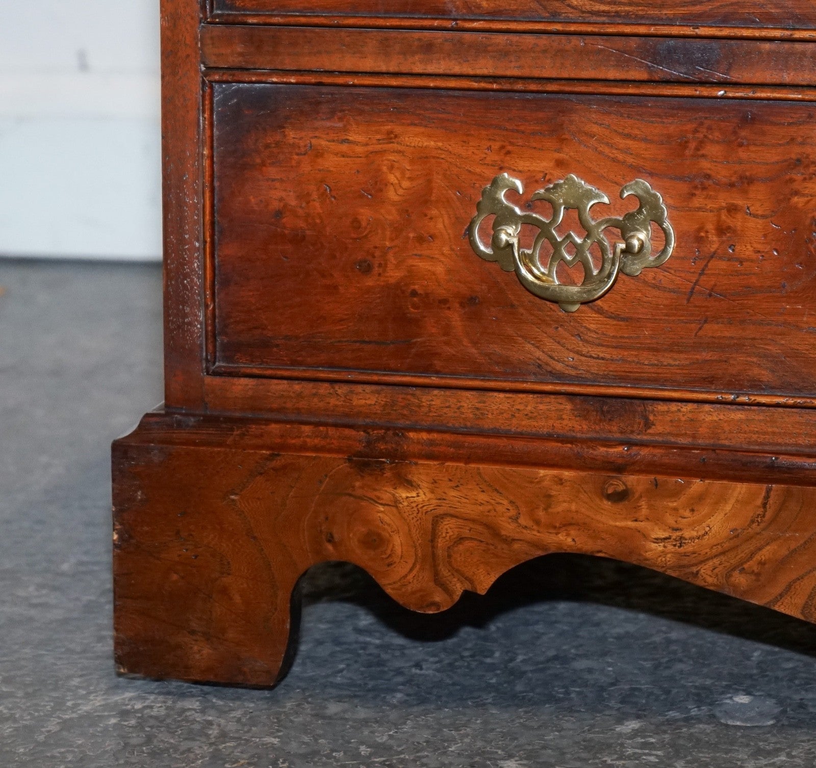 ELEGANT VINTAGE BURL ELM ALL OVER CHEST OF DRAWERS COMMODE BRASS HANDLES