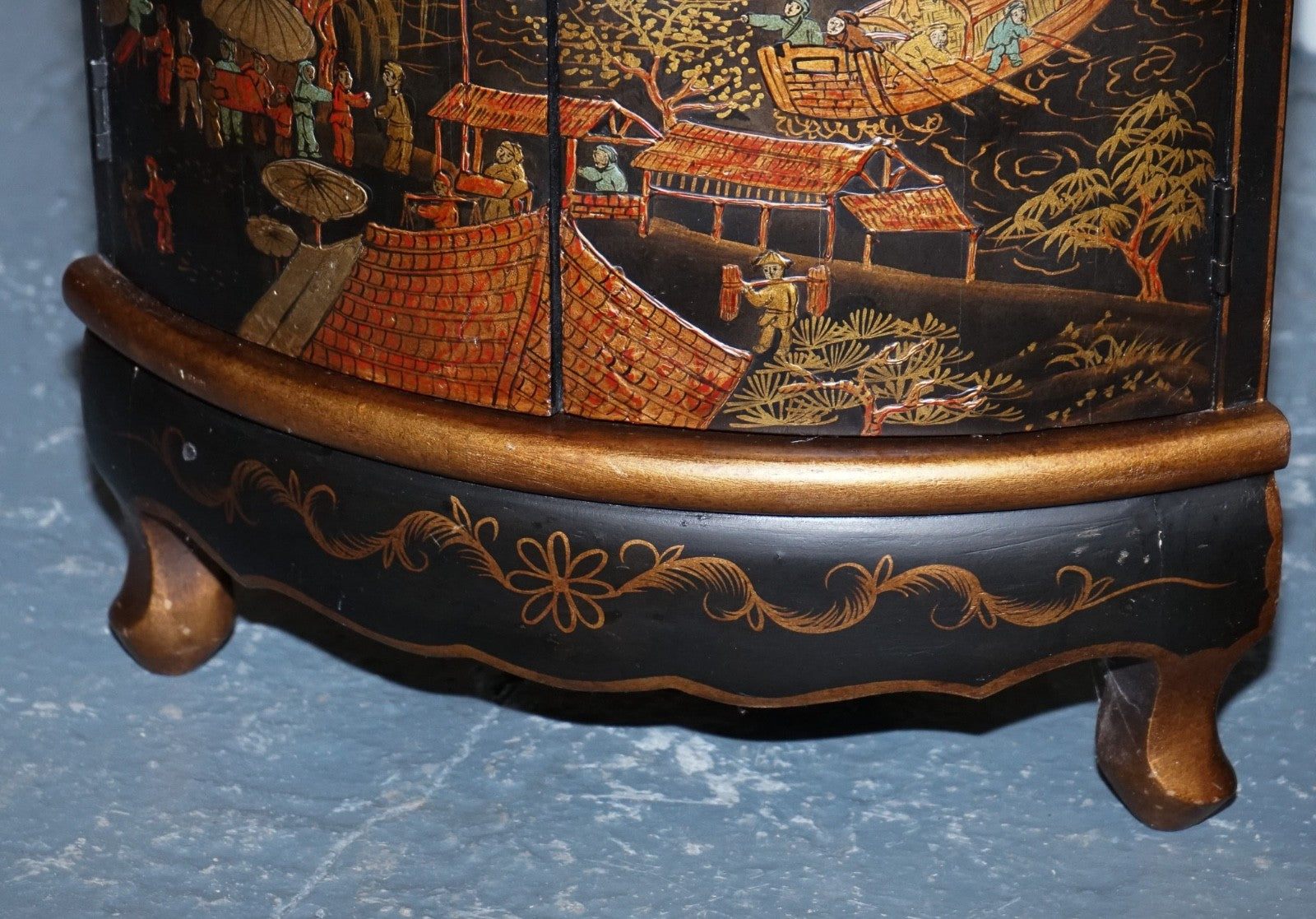 MATCHING PAIR OF CHINESE CHINOISERIE DECORATIVE CORNER CABINETS WITH CUPBOARD