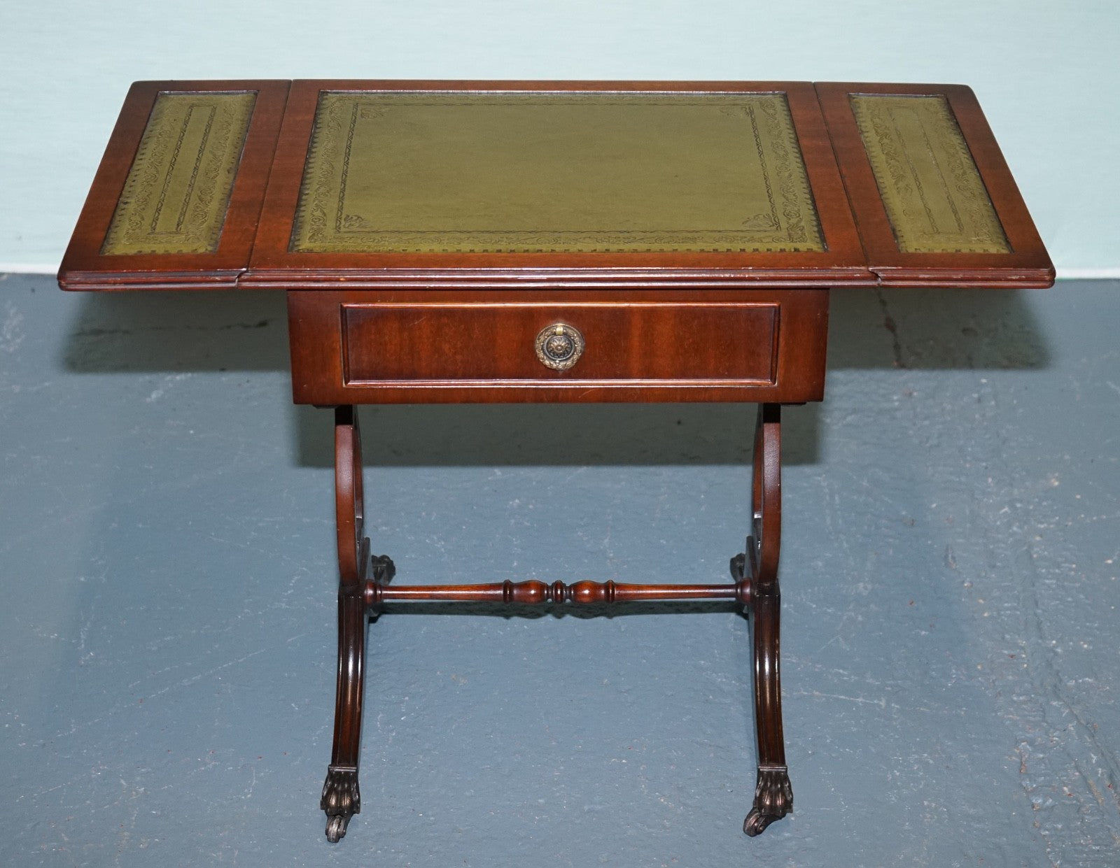 REGENCY STYLE HARDWOOD SIDE TABLE WITH GREEN LEATHER iNSET TOP & DROP LEAVES