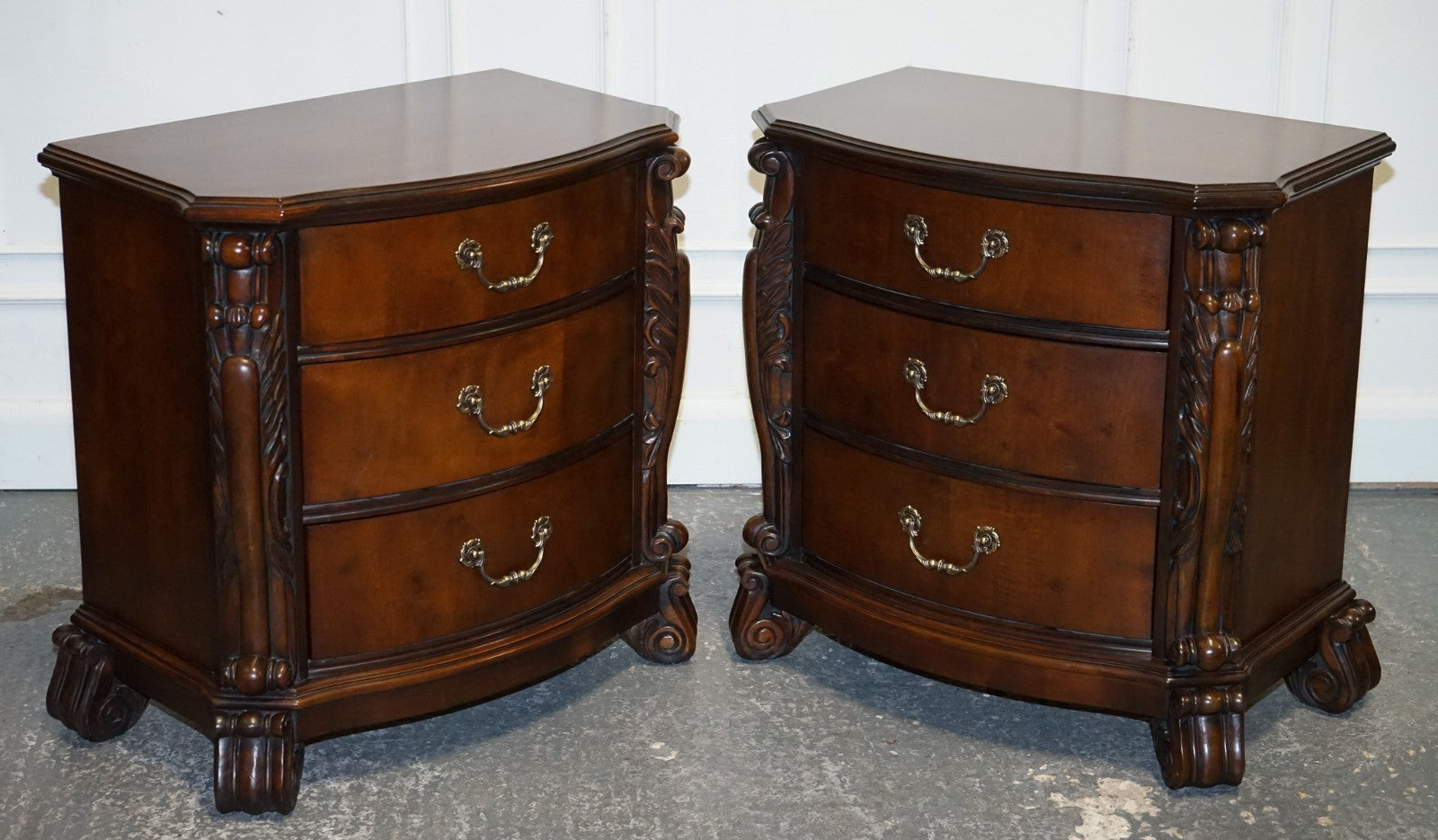 PAIR OF LARGE AMERICAN CHIPPENDALE STYLE NIGHTSTANDS BEDSIDE TABLES