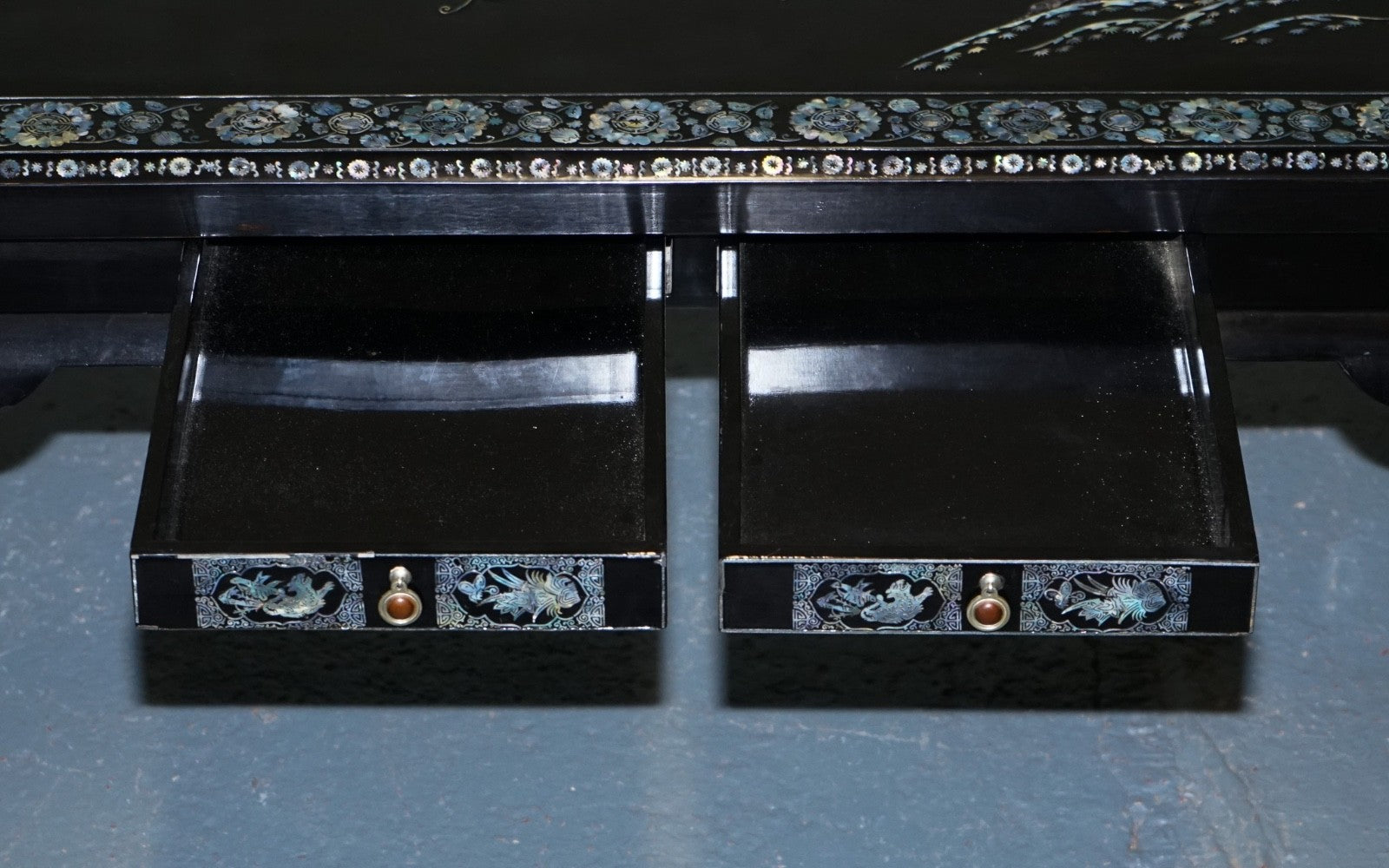 ORIENTAL CHINESE BLACK LACQUER COFFEE TABLE WITH MOTHER OF PEARL AND TWO DRAWERS